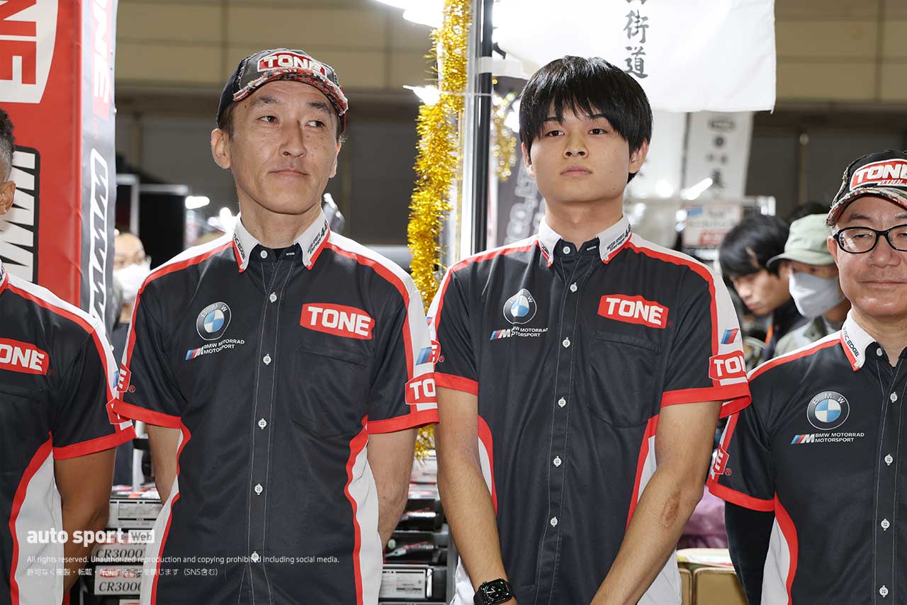 星野知也に加え吉田愛乃助がJSB1000にスイッチし2台、ゼックはST1000継続。TONE RT SYNCEDGE 4413 BMWが2025年チーム体制発表