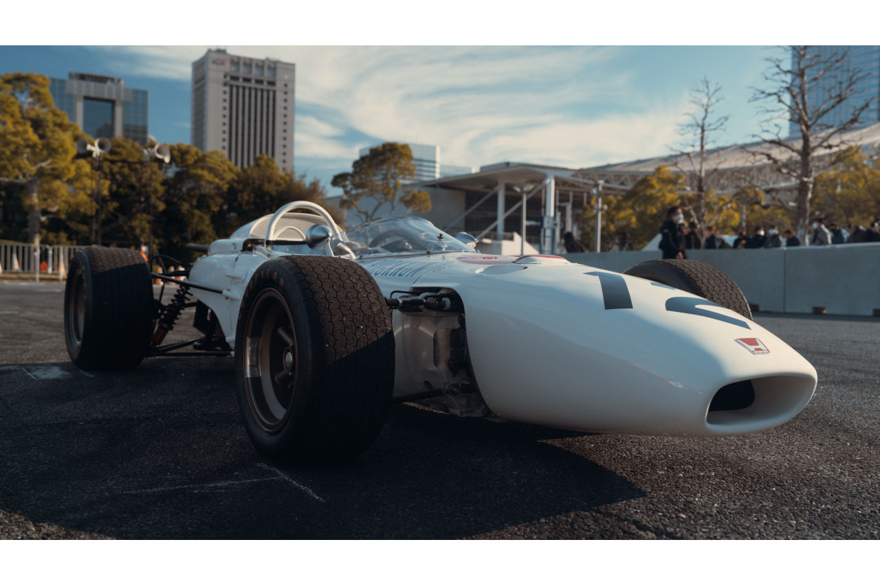 【動画】佐藤琢磨が乗り込んだ『ホンダRA272』に超接近。V12エンジン搭載F1マシンの“生サウンド”はイヤホン推奨