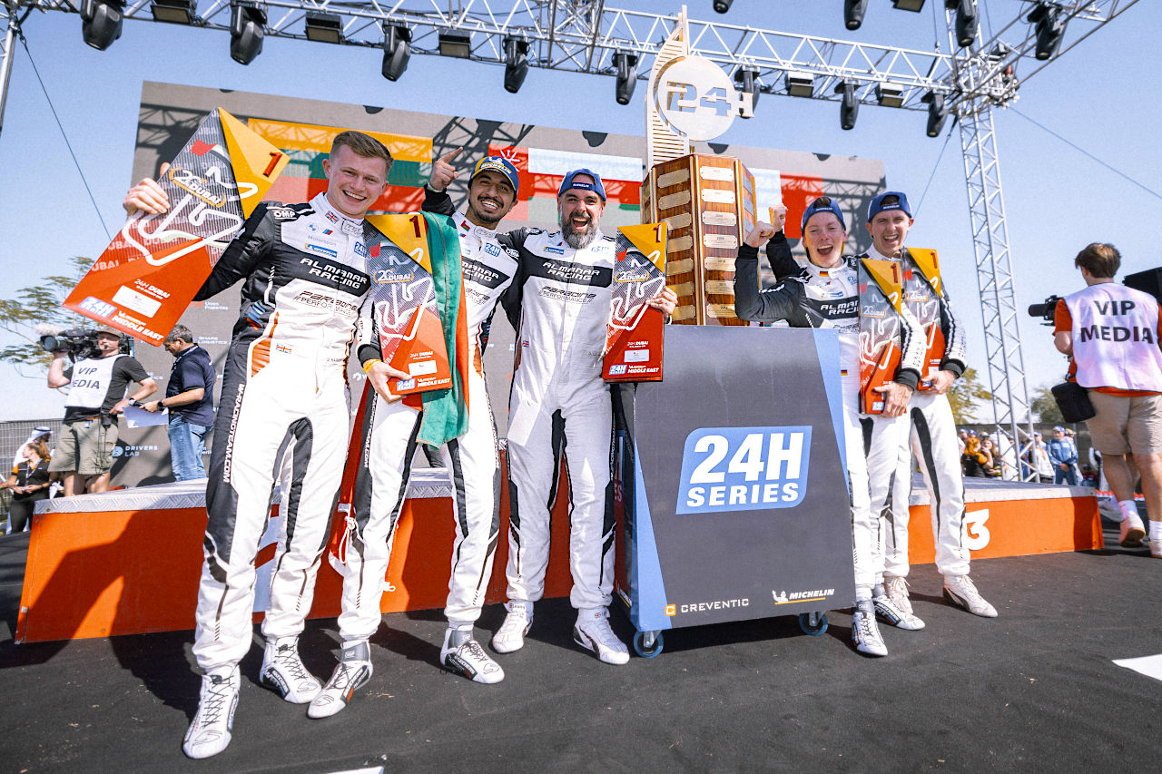 BMW M4 GT3エボがデビュー戦で初勝利。ポルシェを下しドバイ24時間の総合ウイナーに