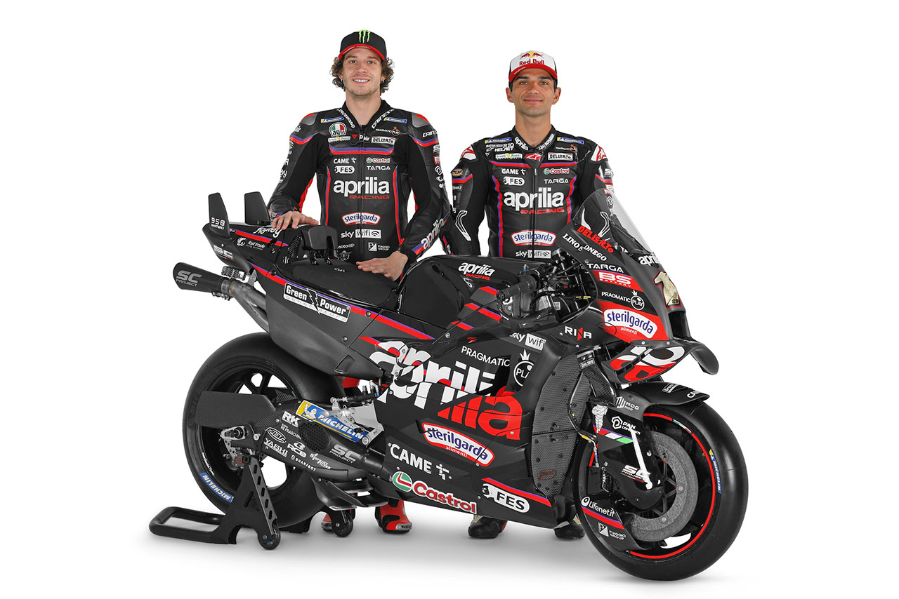 新たな布陣で挑むアプリリアが2025年型RS-GPをアンベイル。王者マルティンはゼッケン『1』を選択