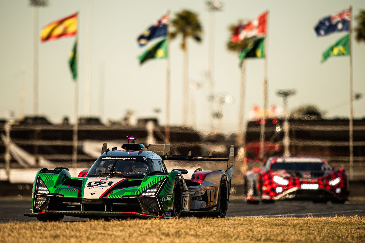 デイトナ24時間に参戦する全車登場の公式テストがスタート。初日最速はBMW、太田格之進組アキュラが2番手