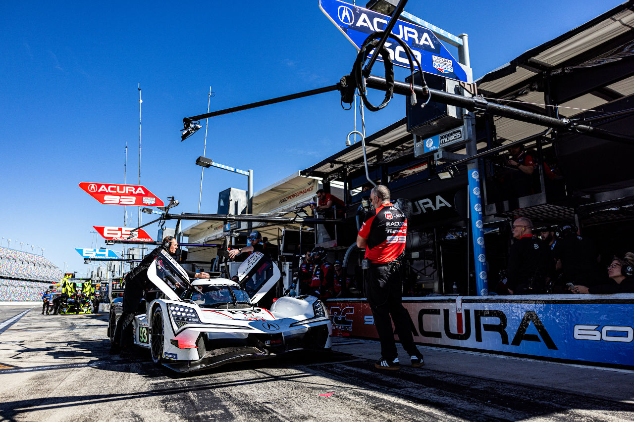 デイトナ24時間に参戦する全車登場の公式テストがスタート。初日最速はBMW、太田格之進組アキュラが2番手