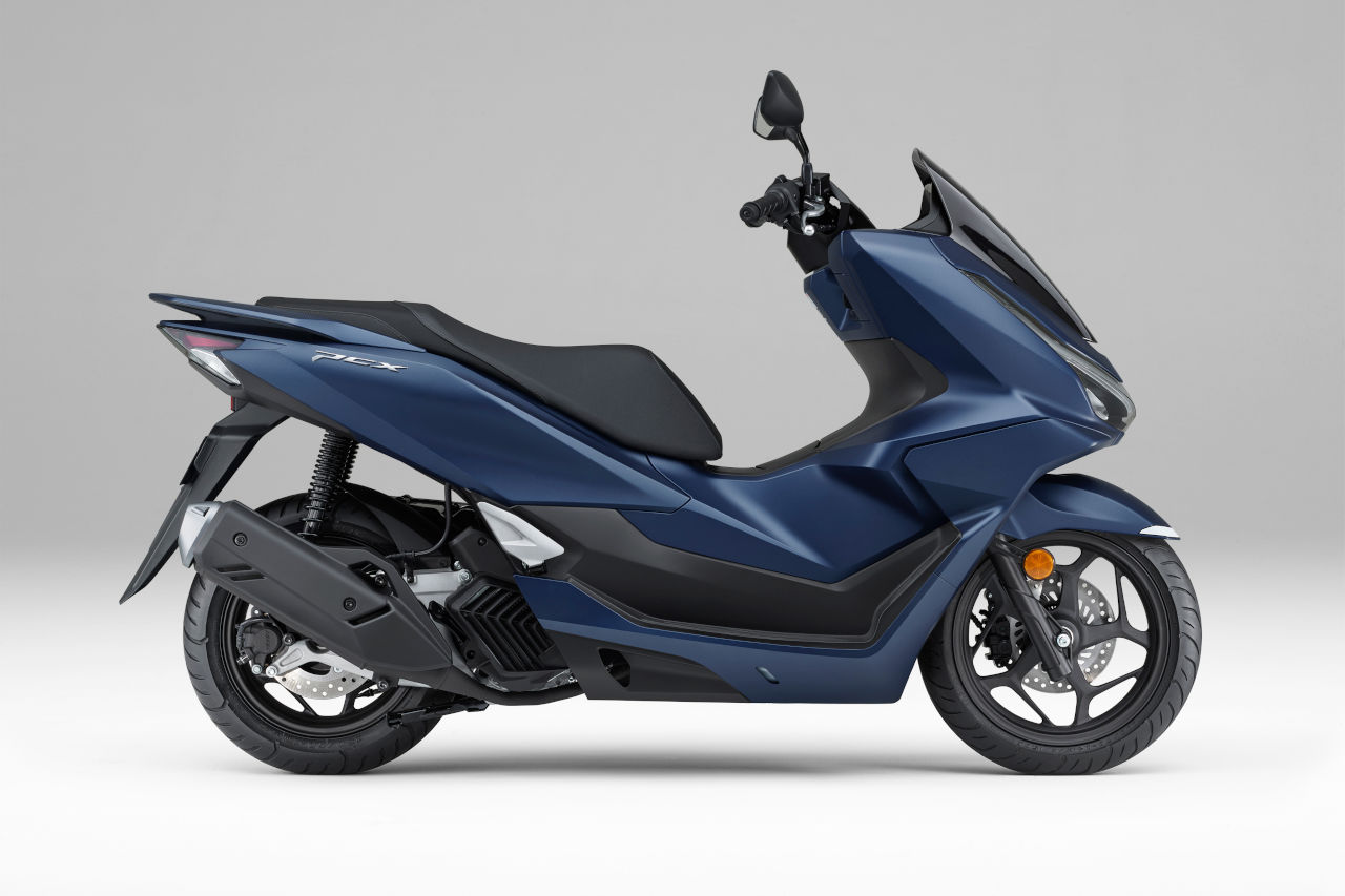 ホンダ、外観を一新した人気の原付二種スクーター『PCX』と軽二輪『PCX160』を発表。ともに4色展開で2月6日発売へ