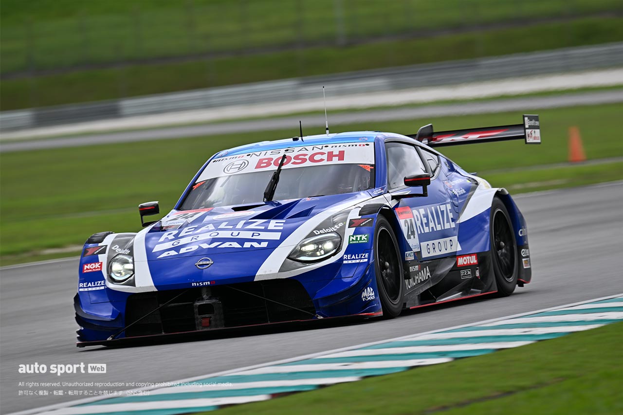 セパンサーキットで恒例のスーパーGTウインターテストがスタート。11台が参加し夜間走行も実施