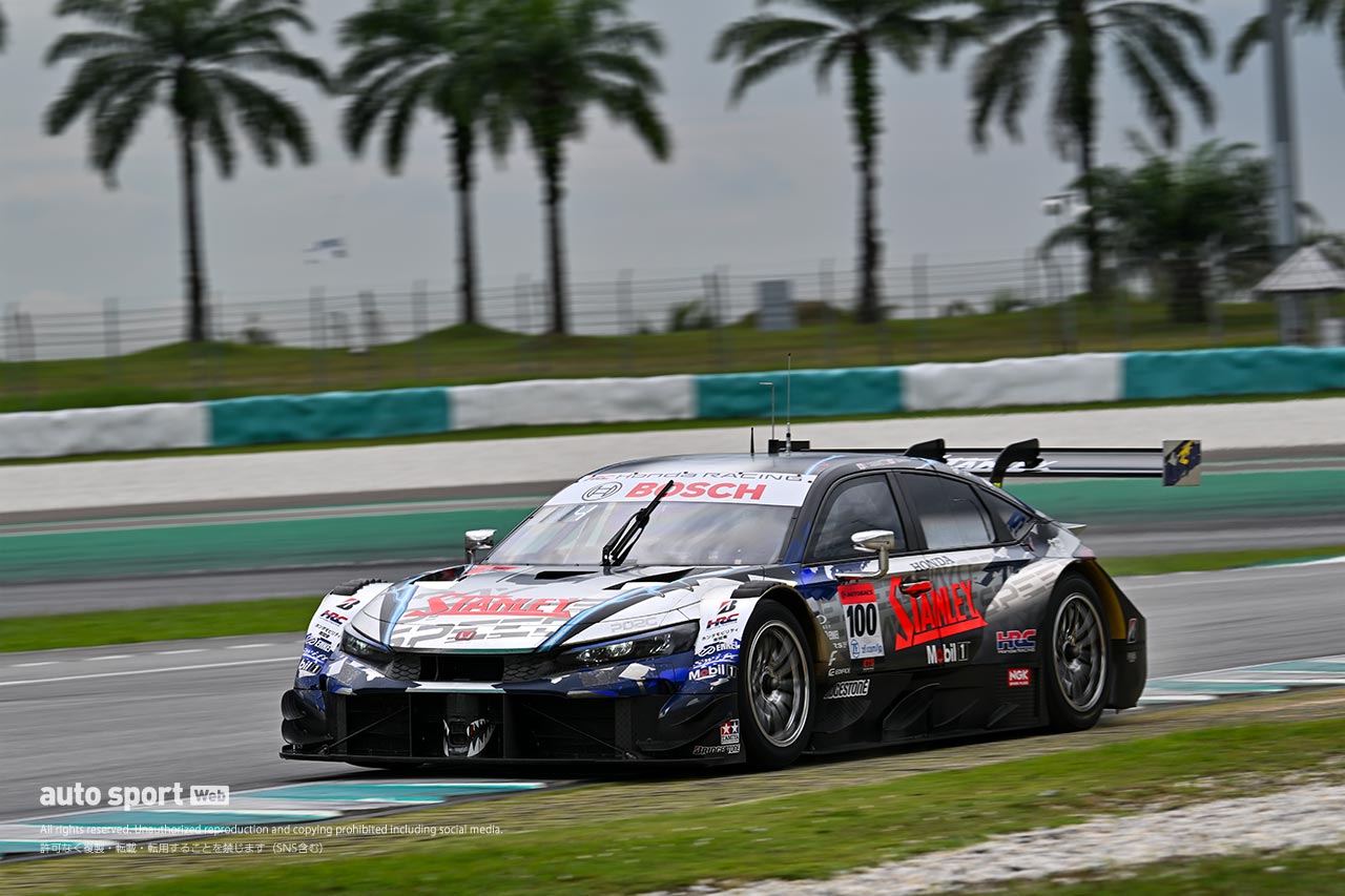 セパンサーキットで恒例のスーパーGTウインターテストがスタート。11台が参加し夜間走行も実施