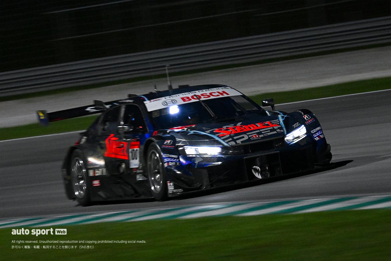 セパンサーキットで恒例のスーパーGTウインターテストがスタート。11台が参加し夜間走行も実施