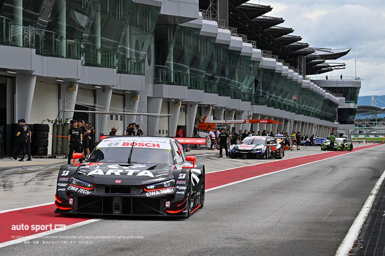 セパンサーキットで恒例のスーパーGTウインターテストがスタート。11台が参加し夜間走行も実施