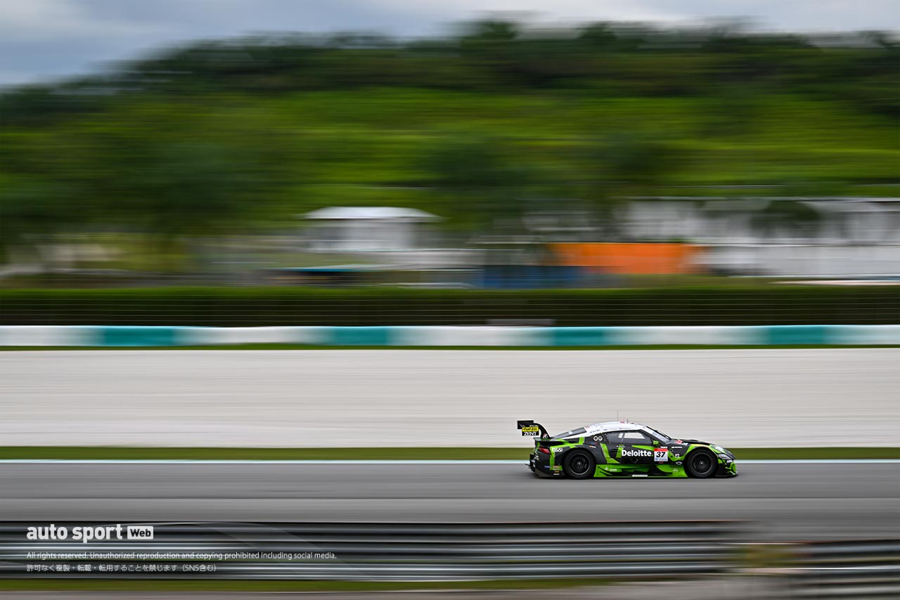 セパンサーキットで恒例のスーパーGTウインターテストがスタート。11台が参加し夜間走行も実施