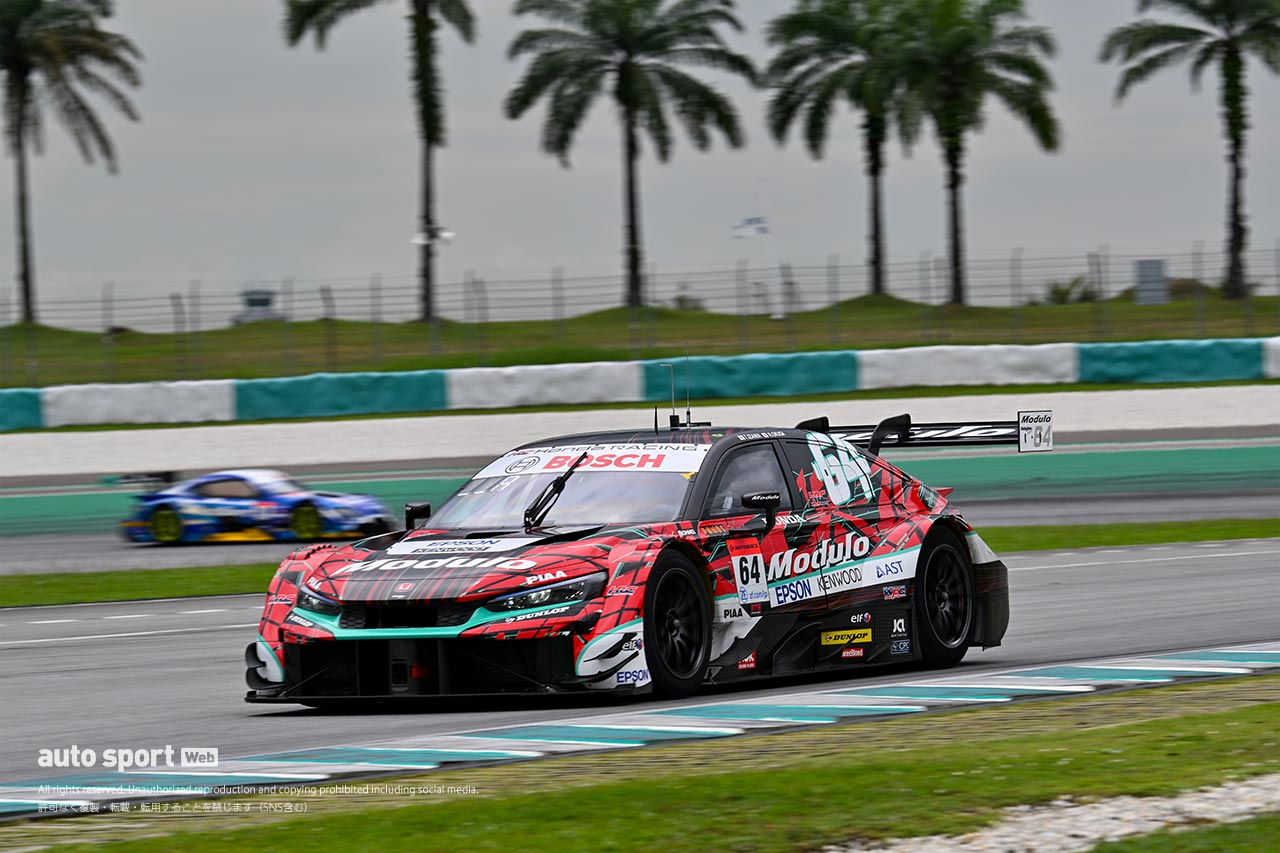 セパンサーキットで恒例のスーパーGTウインターテストがスタート。11台が参加し夜間走行も実施