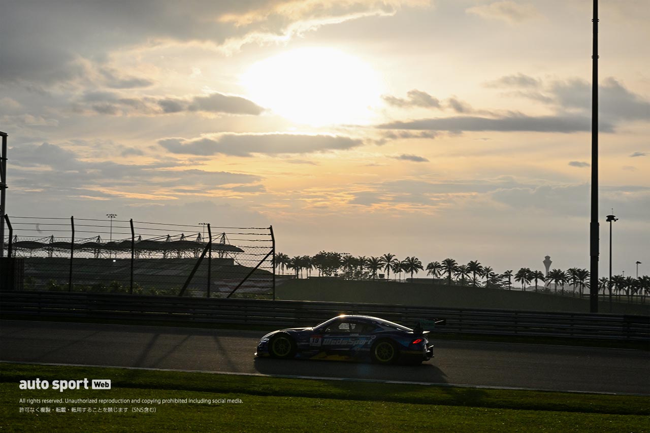 セパンサーキットで恒例のスーパーGTウインターテストがスタート。11台が参加し夜間走行も実施