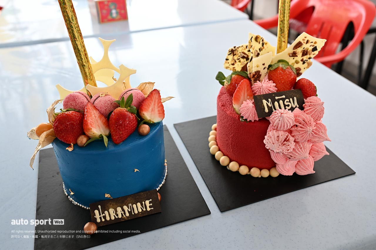 平峰一貴＆高星明誠ハッピーバースデー！ セパンテスト初日にニッサンドライバー＆関係者でお祝い