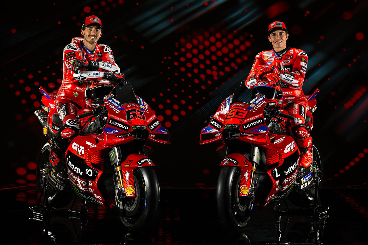 ドゥカティ・レノボ・チーム、デスモセディチGP25を公開。王者コンビで三冠を狙う／MotoGP