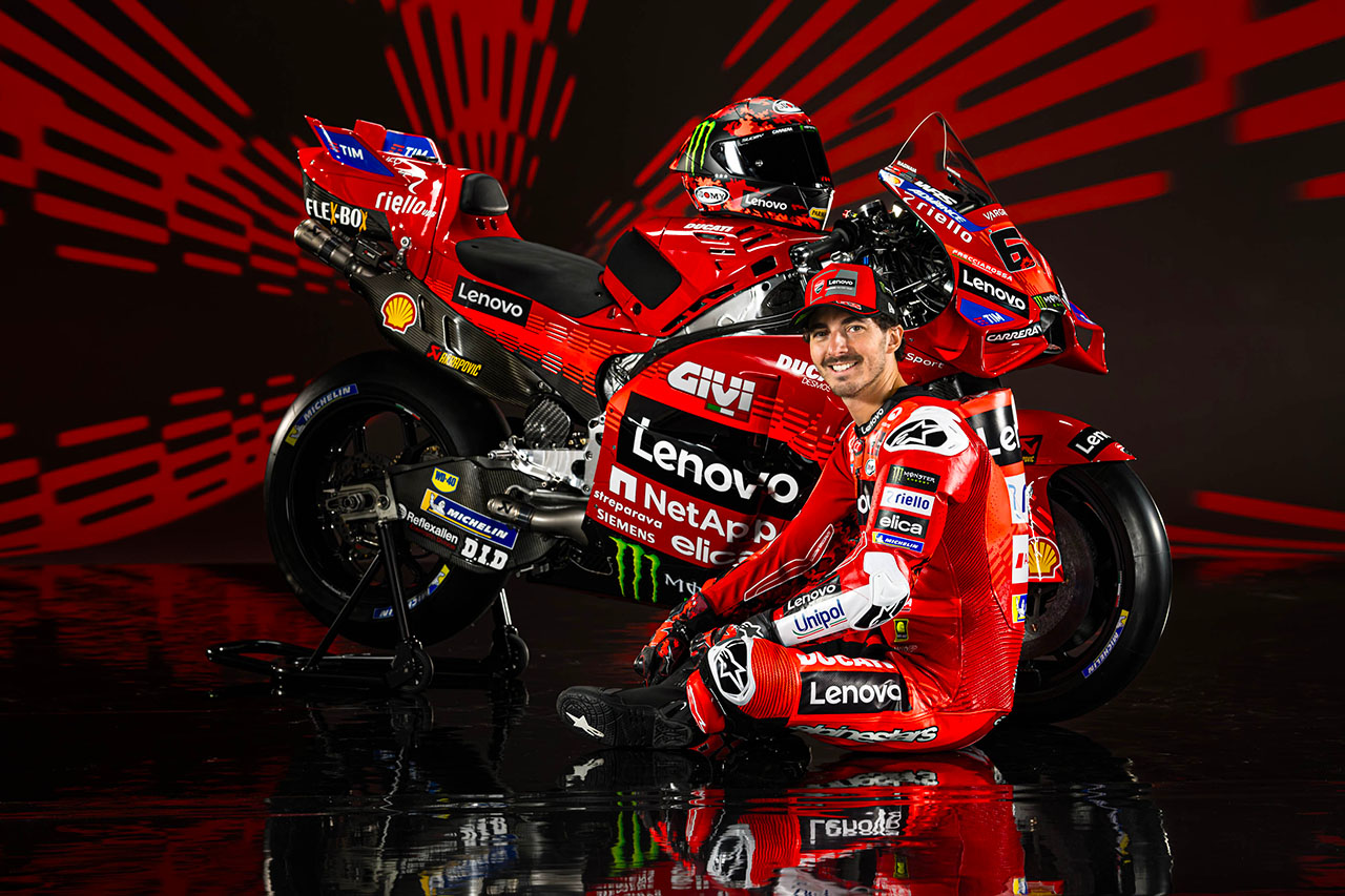 ドゥカティ・レノボ・チーム、デスモセディチGP25を公開。王者コンビで三冠を狙う／MotoGP