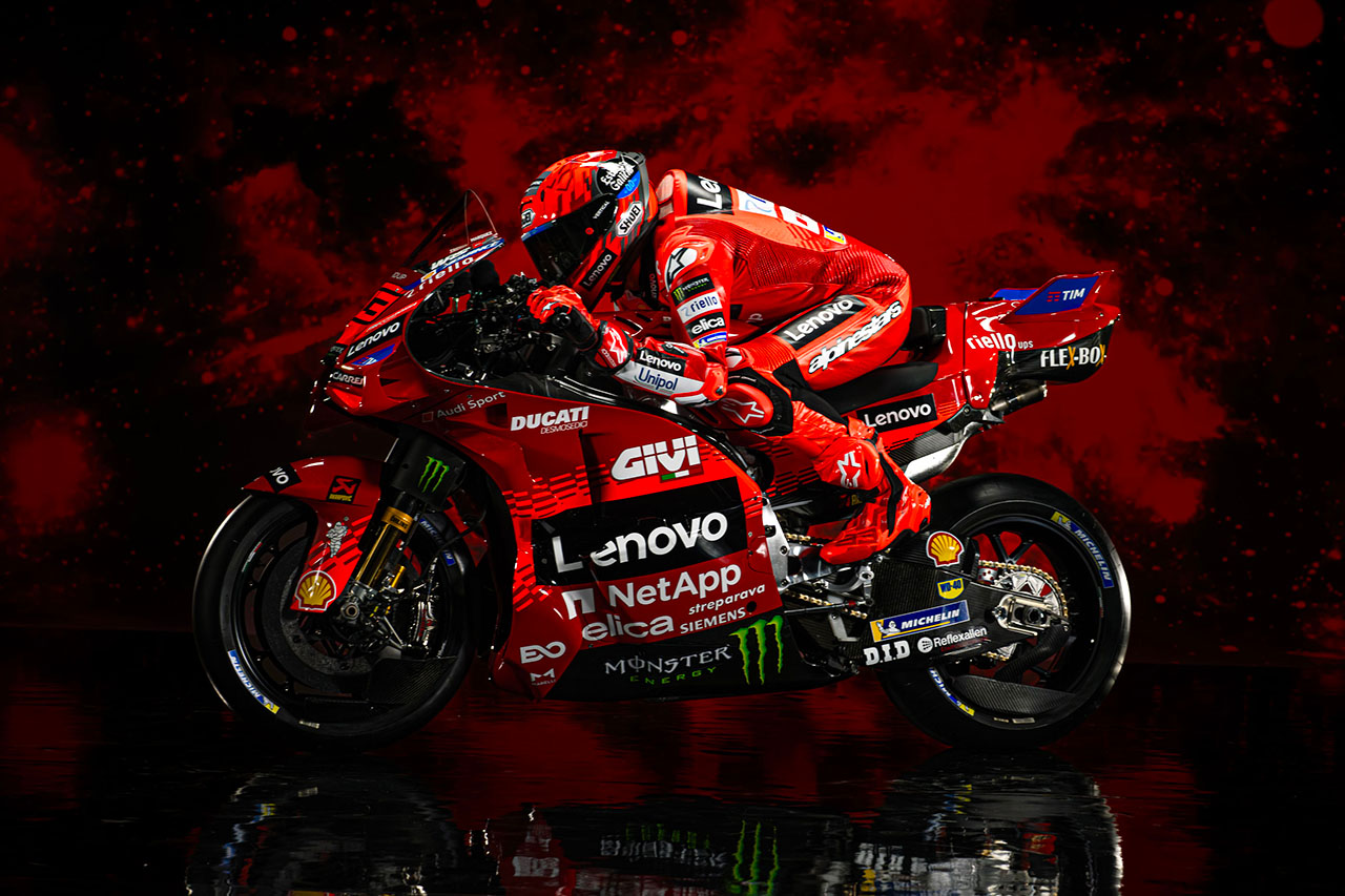 ドゥカティ・レノボ・チーム、デスモセディチGP25を公開。王者コンビで三冠を狙う／MotoGP