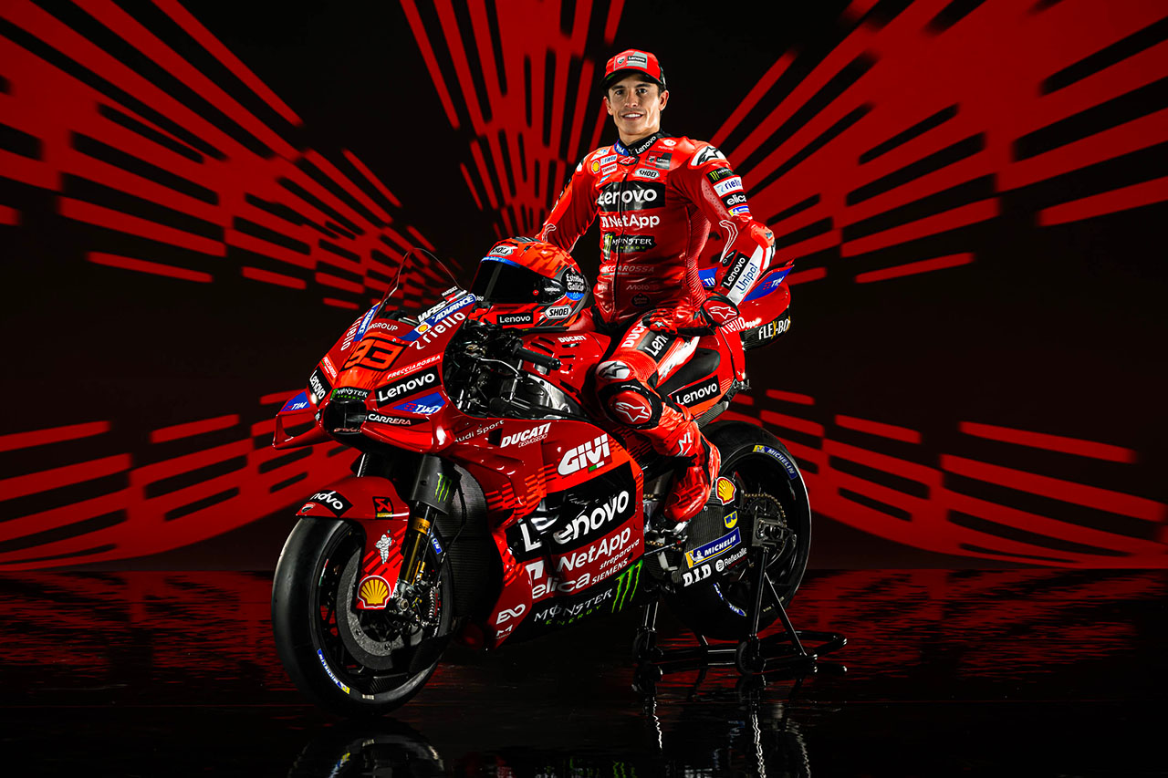 ドゥカティ・レノボ・チーム、デスモセディチGP25を公開。王者コンビで三冠を狙う／MotoGP