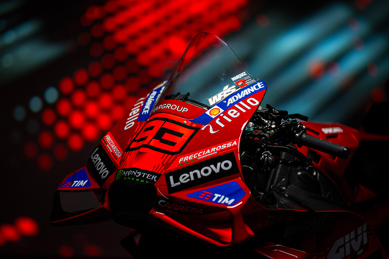 ドゥカティ・レノボ・チーム、デスモセディチGP25を公開。王者コンビで三冠を狙う／MotoGP