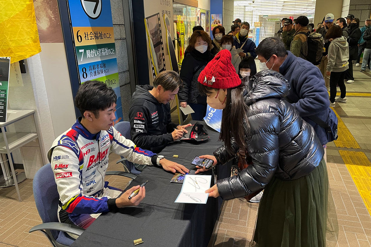 セレモニー終了後には、本山監督、小出によるサイン会も行われた