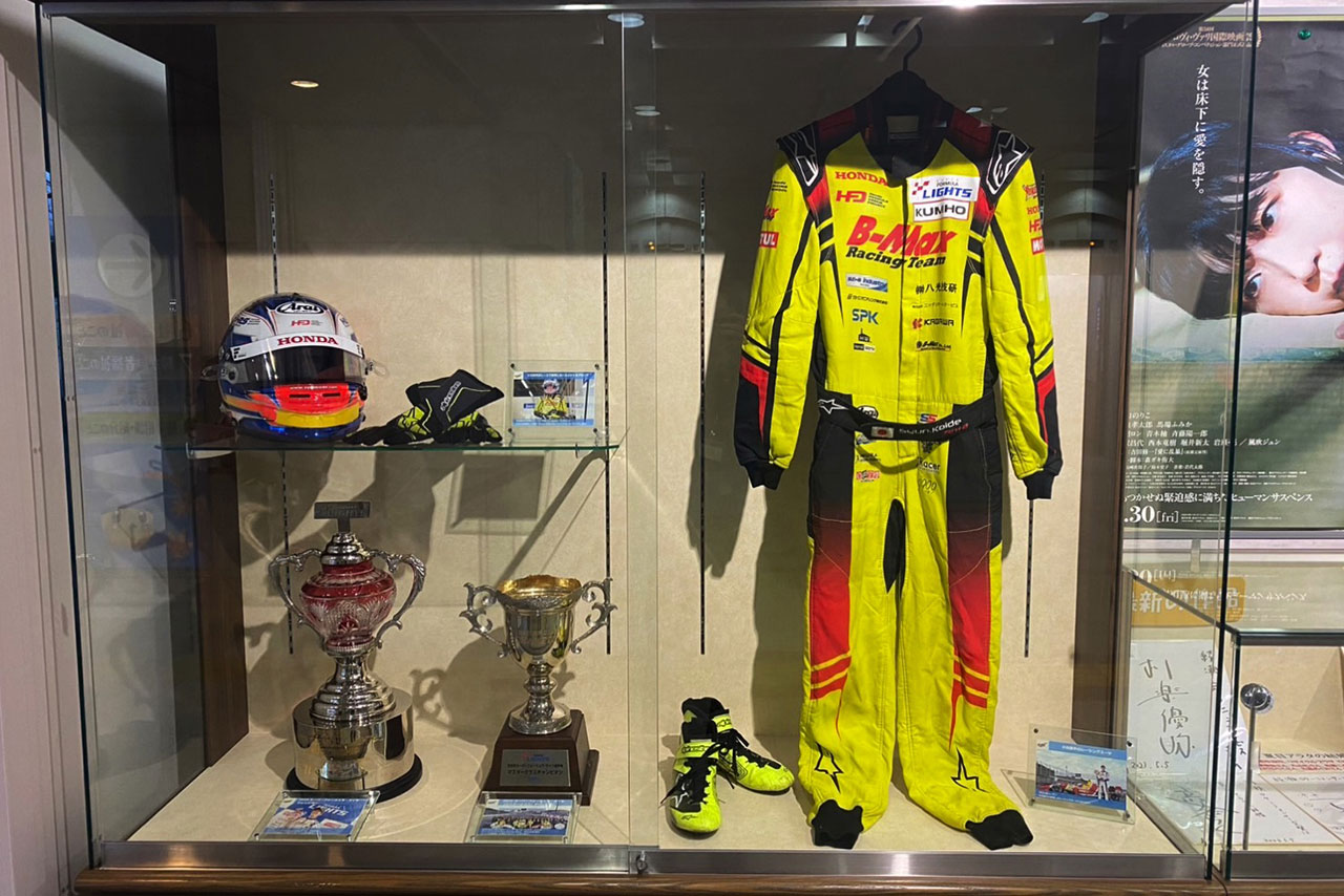 綾瀬市役所庁舎1階市民ホールに展示されている小出俊の装備品