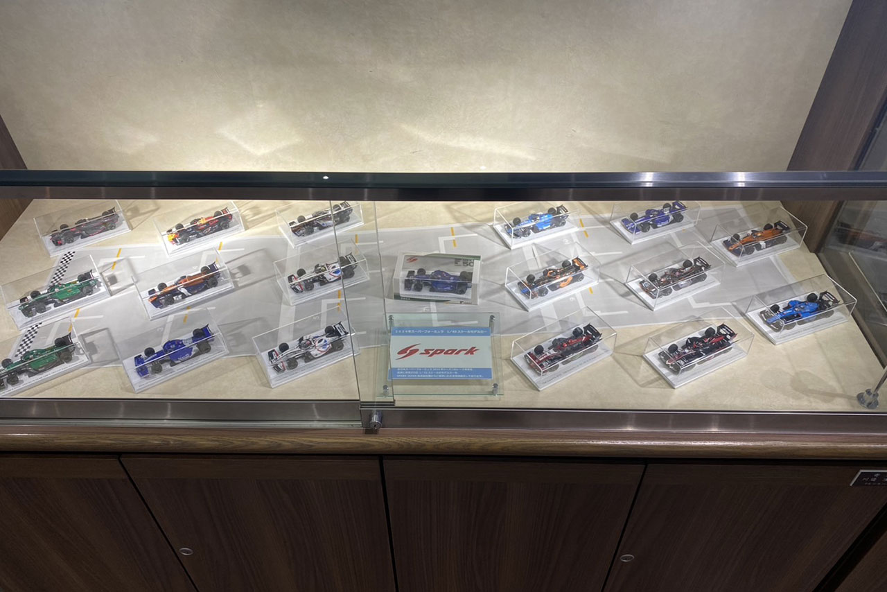綾瀬市役所庁舎1階市民ホールに展示されているSpark製モデルカー