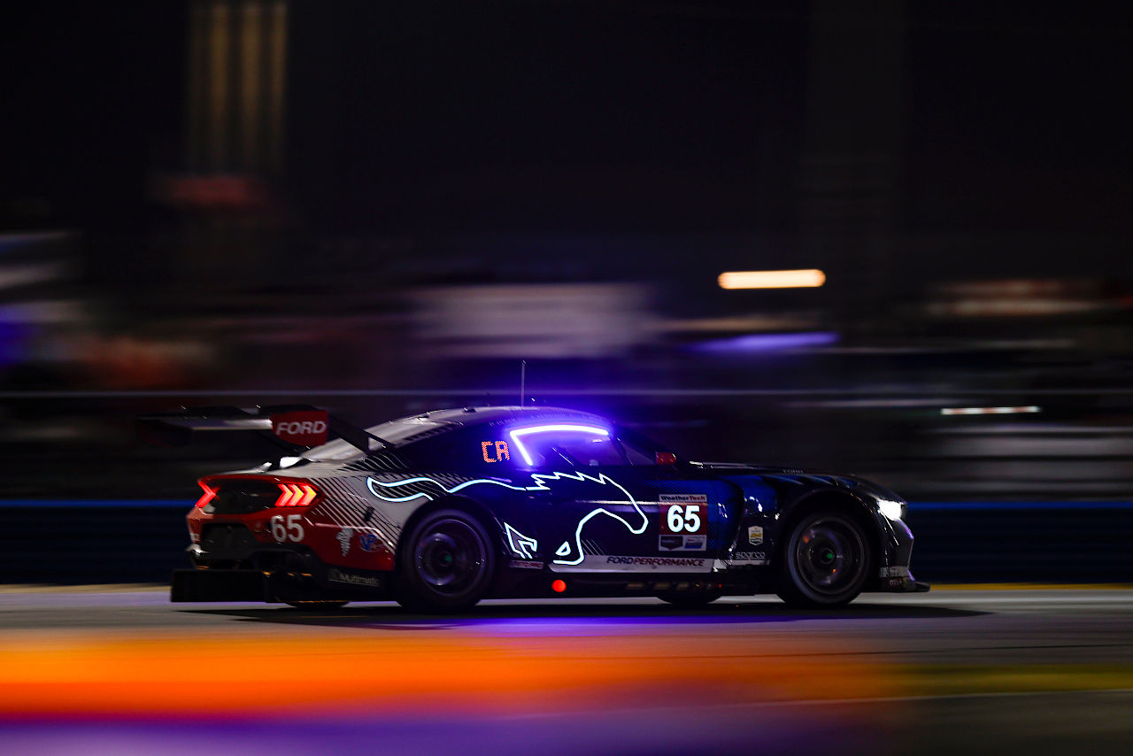 シボレーには負けられない。フォード・マスタングGT3が歴史的初優勝「終盤はコーナーごとにミラーを見ていた」とオルセン