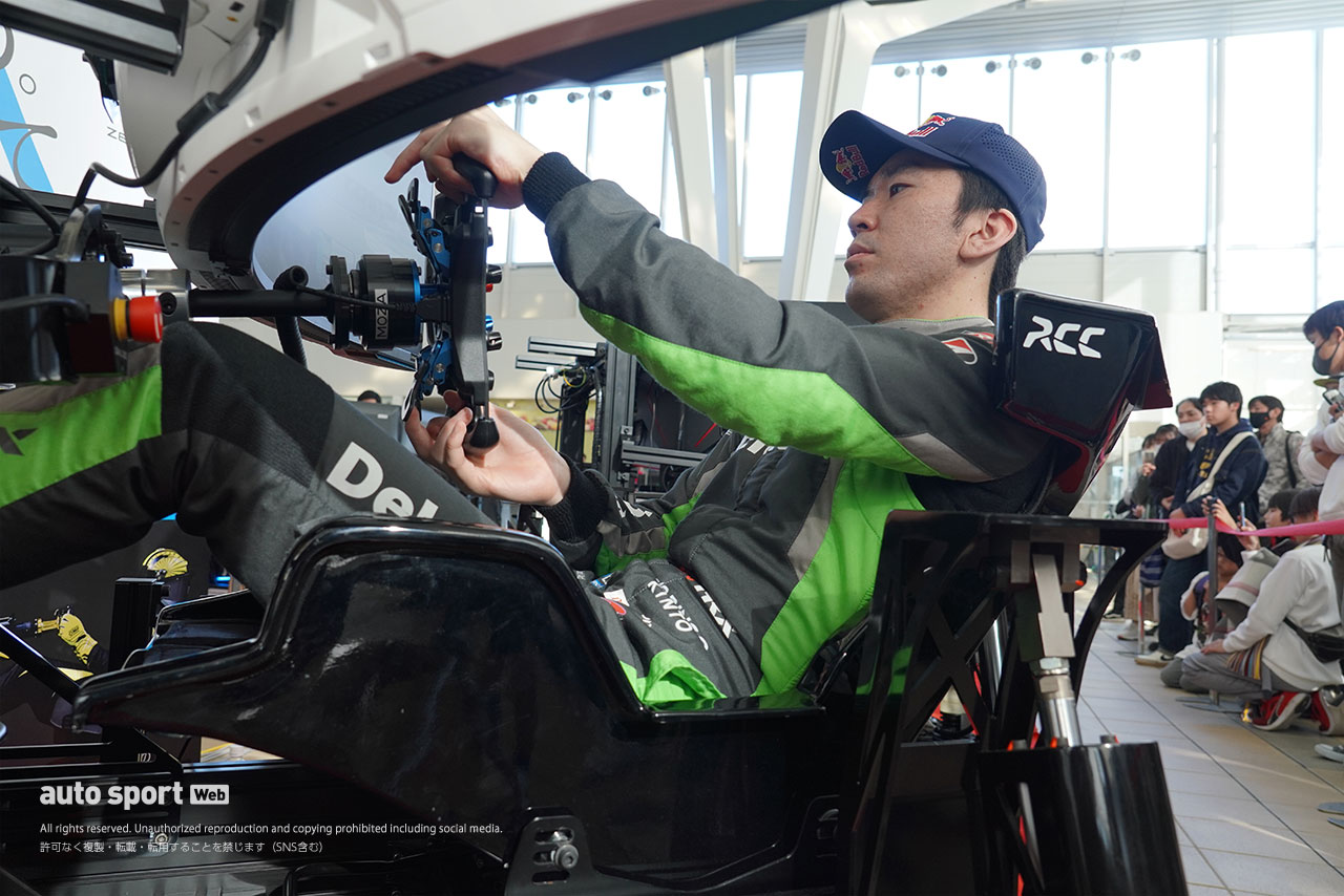 レーシングシミュレーターを操る笹原右京