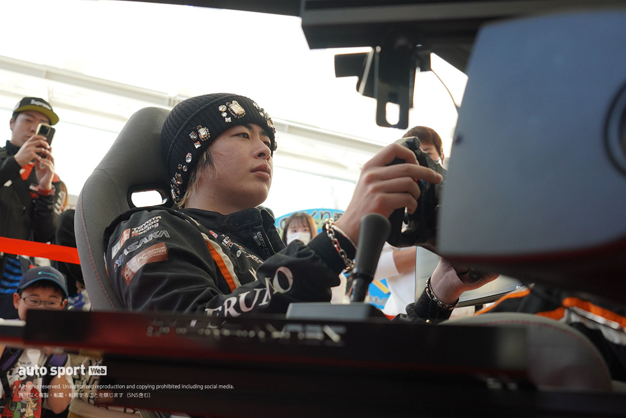 レーシングシミュレーターを操る大湯都史樹