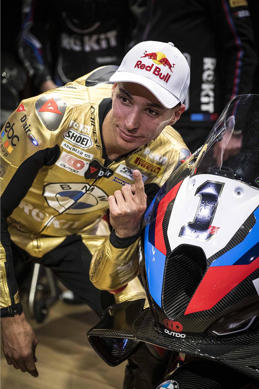 BMW、2025年仕様のM1000RRを公開。ラズガットリオグルはゼッケン『1』に戻しタイトル防衛目指す