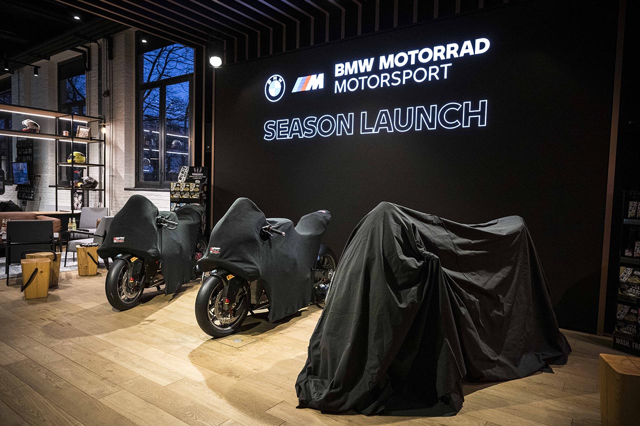 BMW、2025年仕様のM1000RRを公開。ラズガットリオグルはゼッケン『1』に戻しタイトル防衛目指す