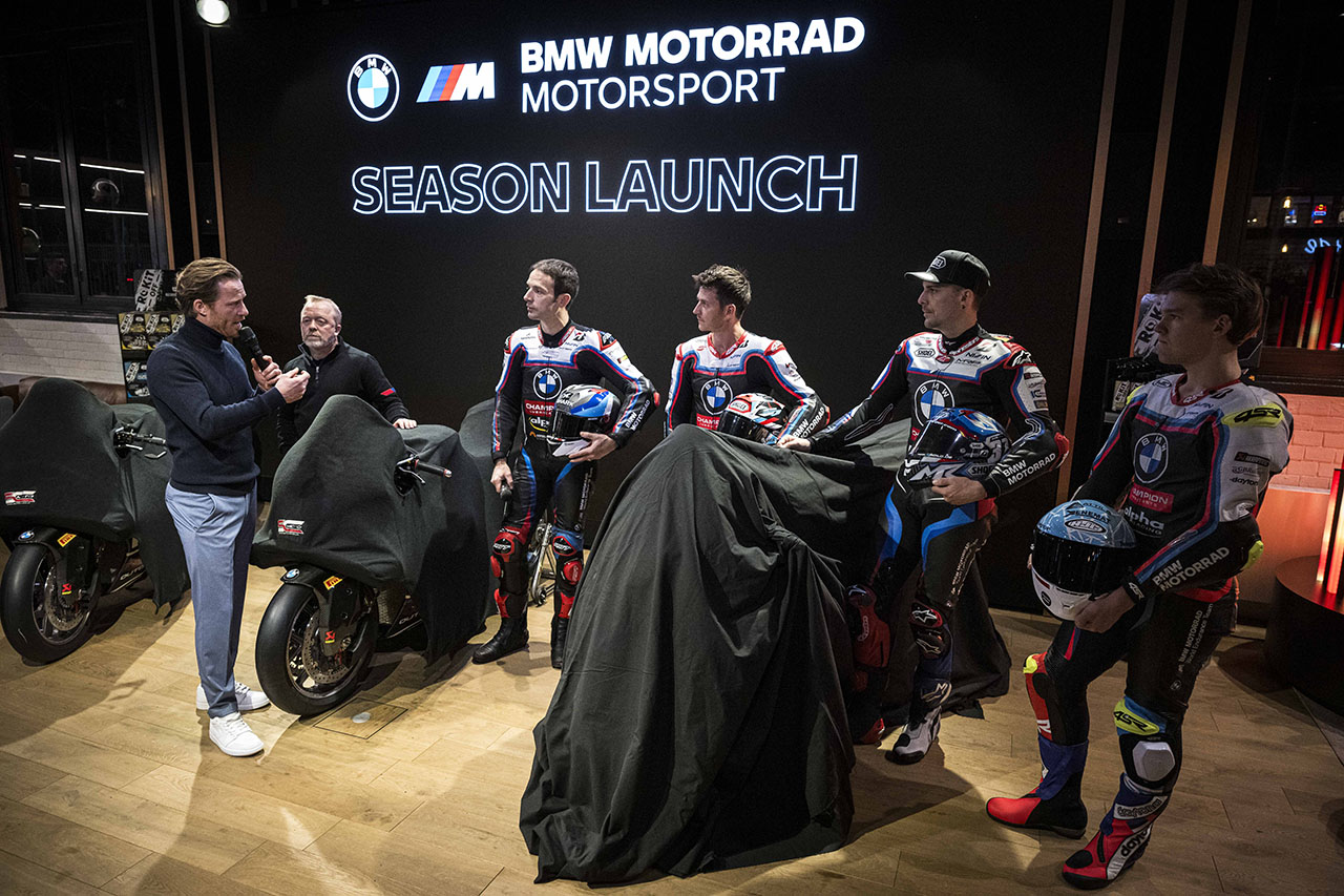 BMW、2025年仕様のM1000RRを公開。ラズガットリオグルはゼッケン『1』に戻しタイトル防衛目指す