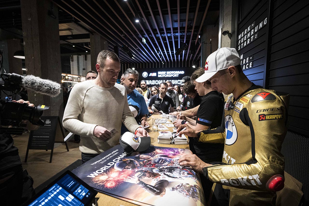 BMW、2025年仕様のM1000RRを公開。ラズガットリオグルはゼッケン『1』に戻しタイトル防衛目指す