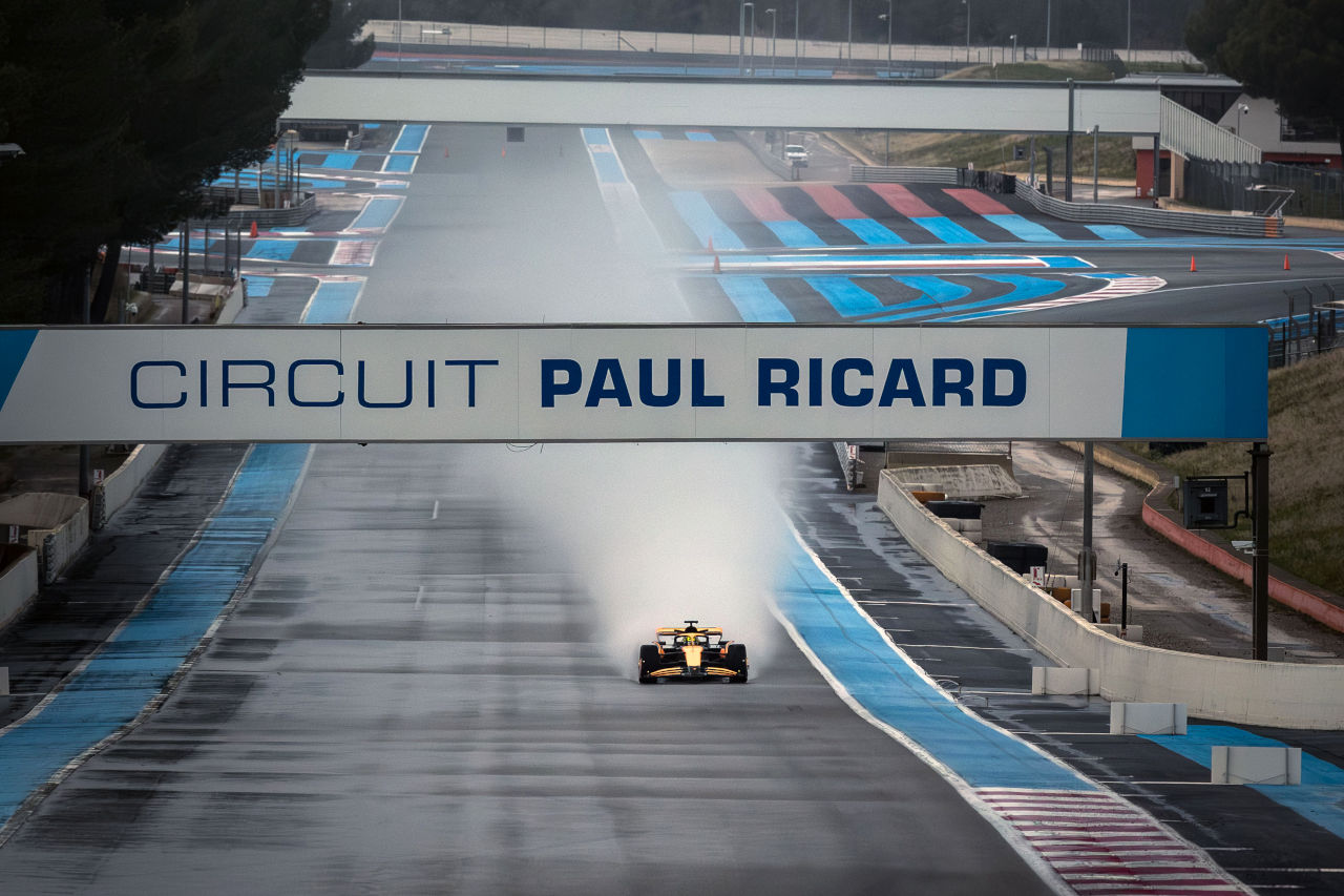 マクラーレンがピレリと今季最初のテストを実施。2026年用のウエットタイヤで走行重ねる