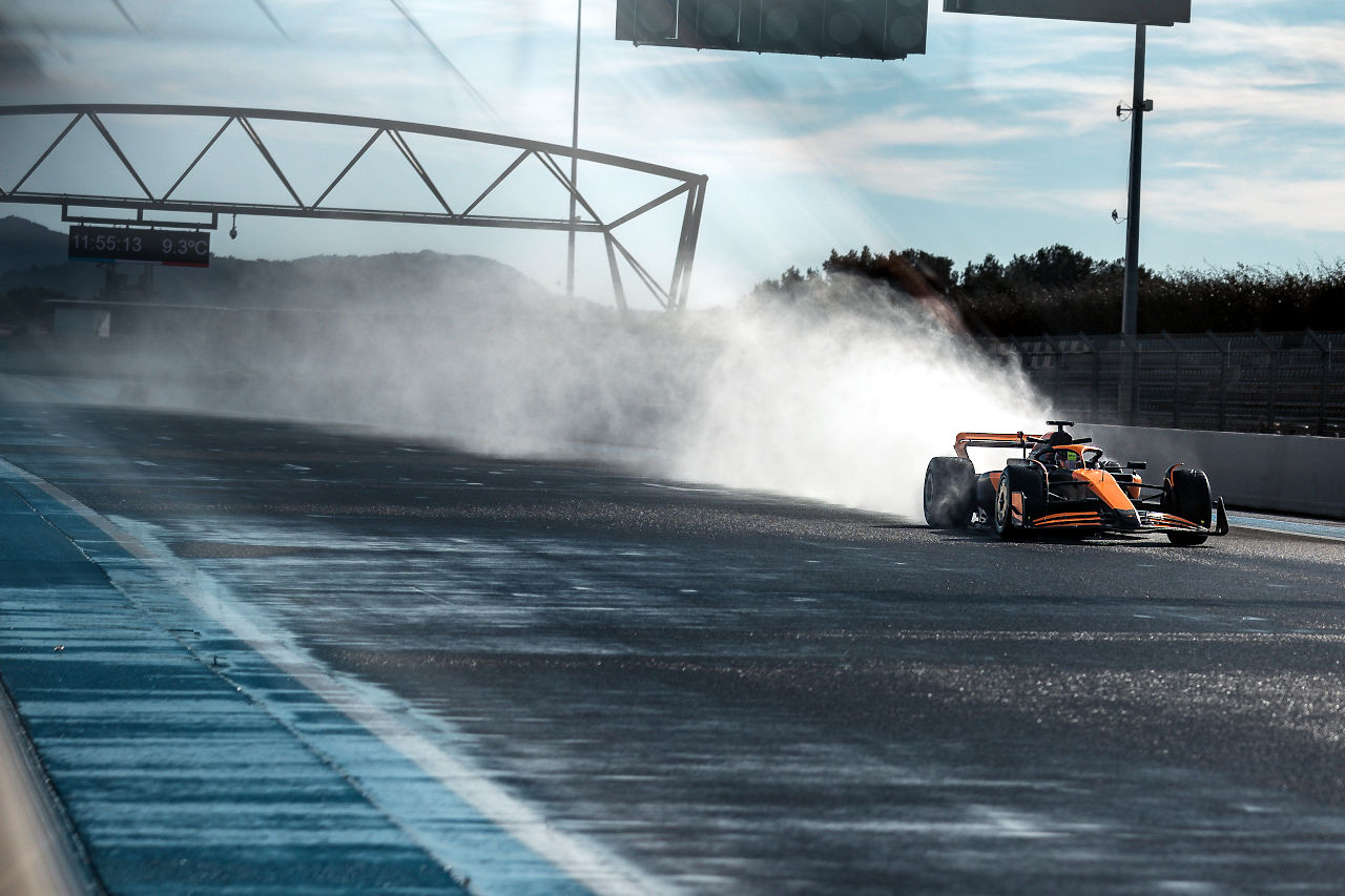 マクラーレンがピレリと今季最初のテストを実施。2026年用のウエットタイヤで走行重ねる