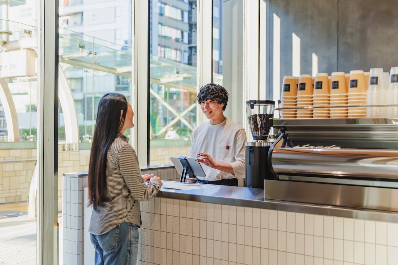 マツダがブランド体感施設を2月6日よりオープン。南青山に誰でも使えるカフェを併設、ロードスター試乗も