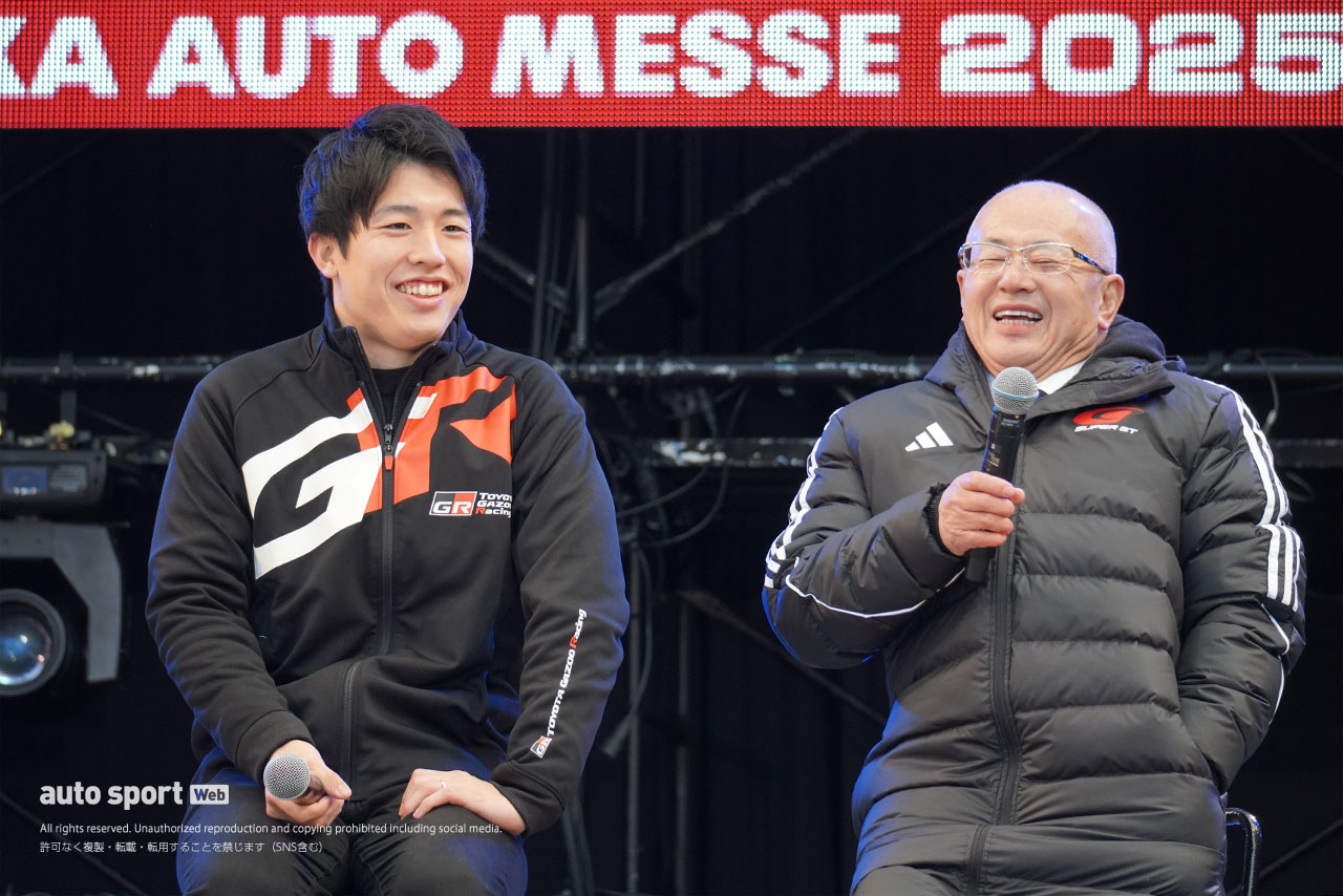 大阪オートメッセ2025初日『スーパーGT 2025スペシャルステージ』に登壇した坪井翔とGTアソシエイションの坂東正明代表
