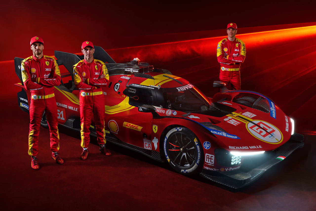 ル・マン王者のフェラーリがハイパーカー『499P』の新カラーリングを発表。2025年のレッドはダークな色合いに