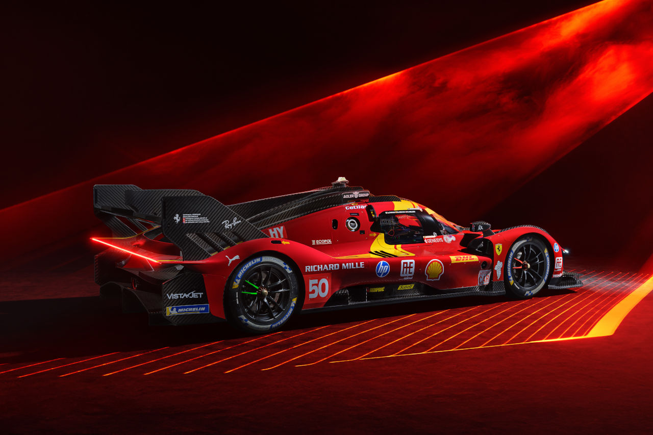 ル・マン王者のフェラーリがハイパーカー『499P』の新カラーリングを発表。2025年のレッドはダークな色合いに