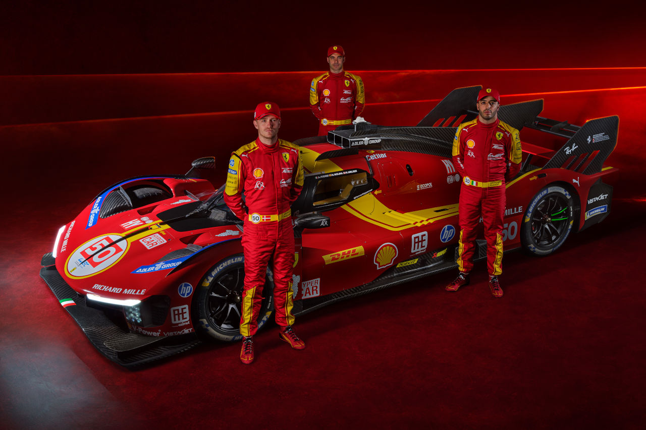 ル・マン王者のフェラーリがハイパーカー『499P』の新カラーリングを発表。2025年のレッドはダークな色合いに