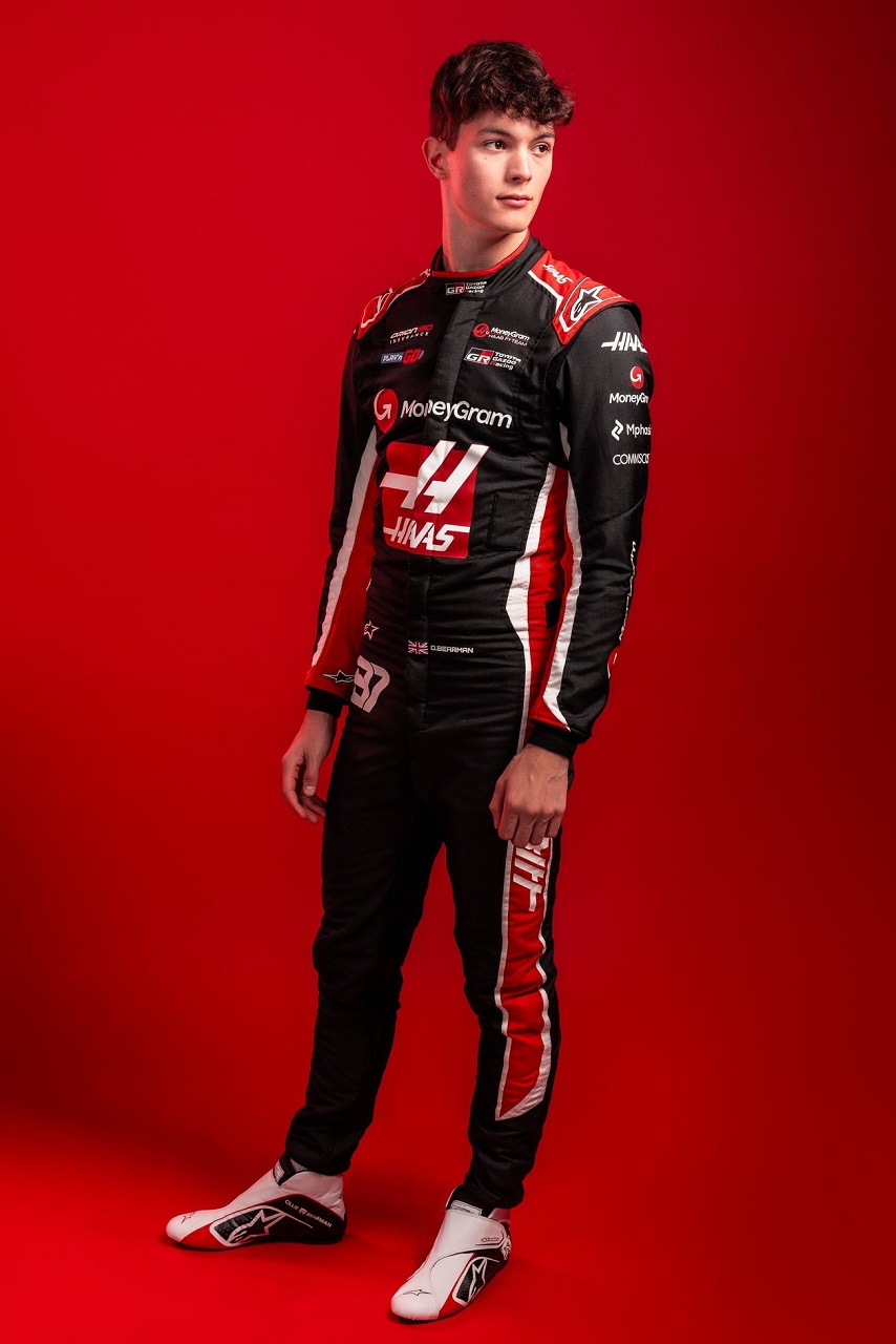 ハースF1チームが2025年バージョンのレーシングスーツを発表