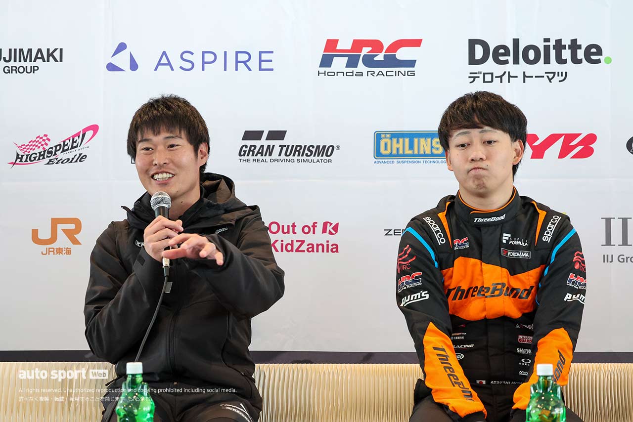 塚越広大監督と三宅淳詞（ThreeBond Racing）
