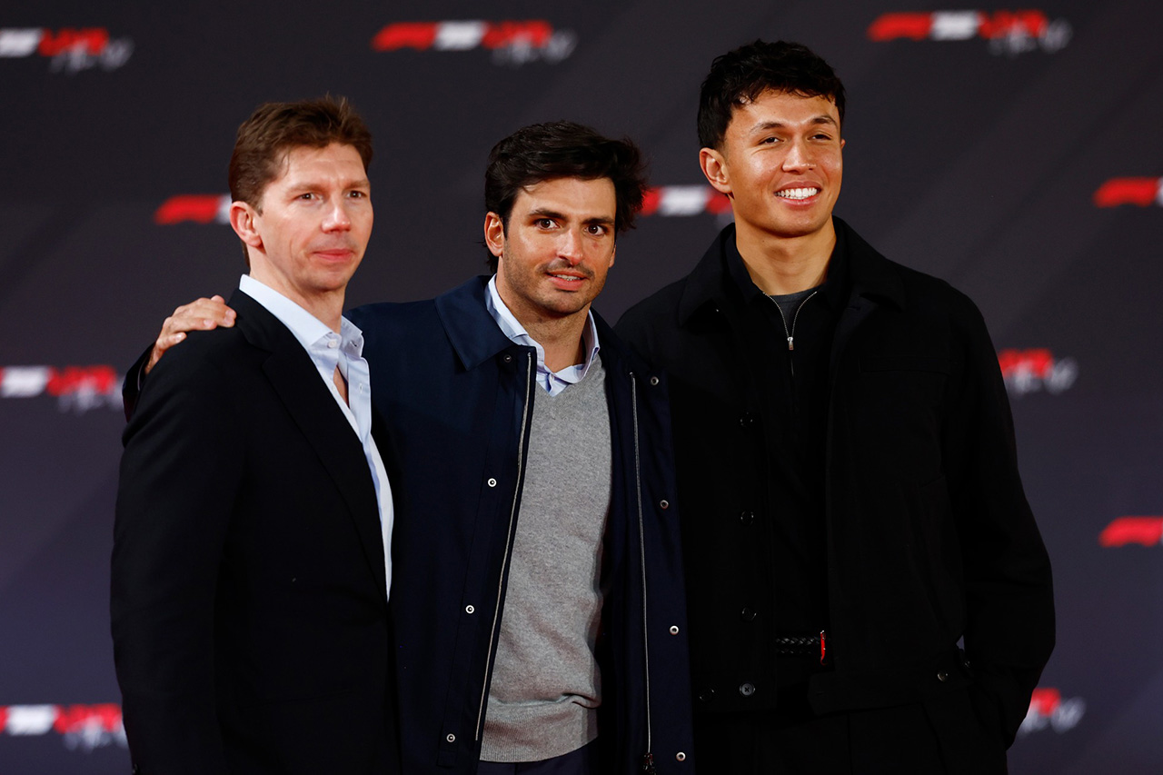 ジェームス・ボウルズ代表とカルロス・サインツ、アレクサンダー・アルボン（ウイリアムズ）／F1 75 LIVE