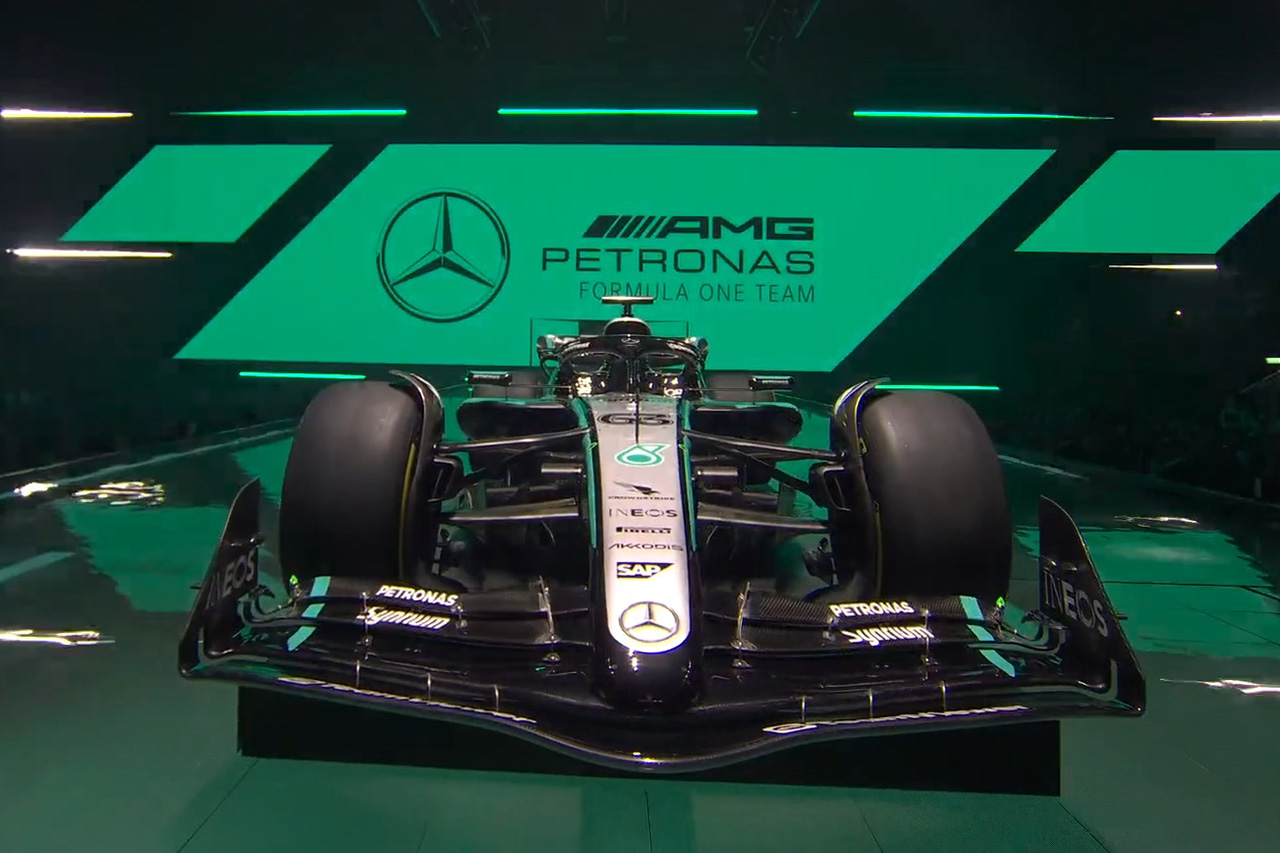 18歳の “神童”アントネッリが加入したメルセデスF1、合同新車発表会で2025年型マシン『W16』の新カラーリングを公開