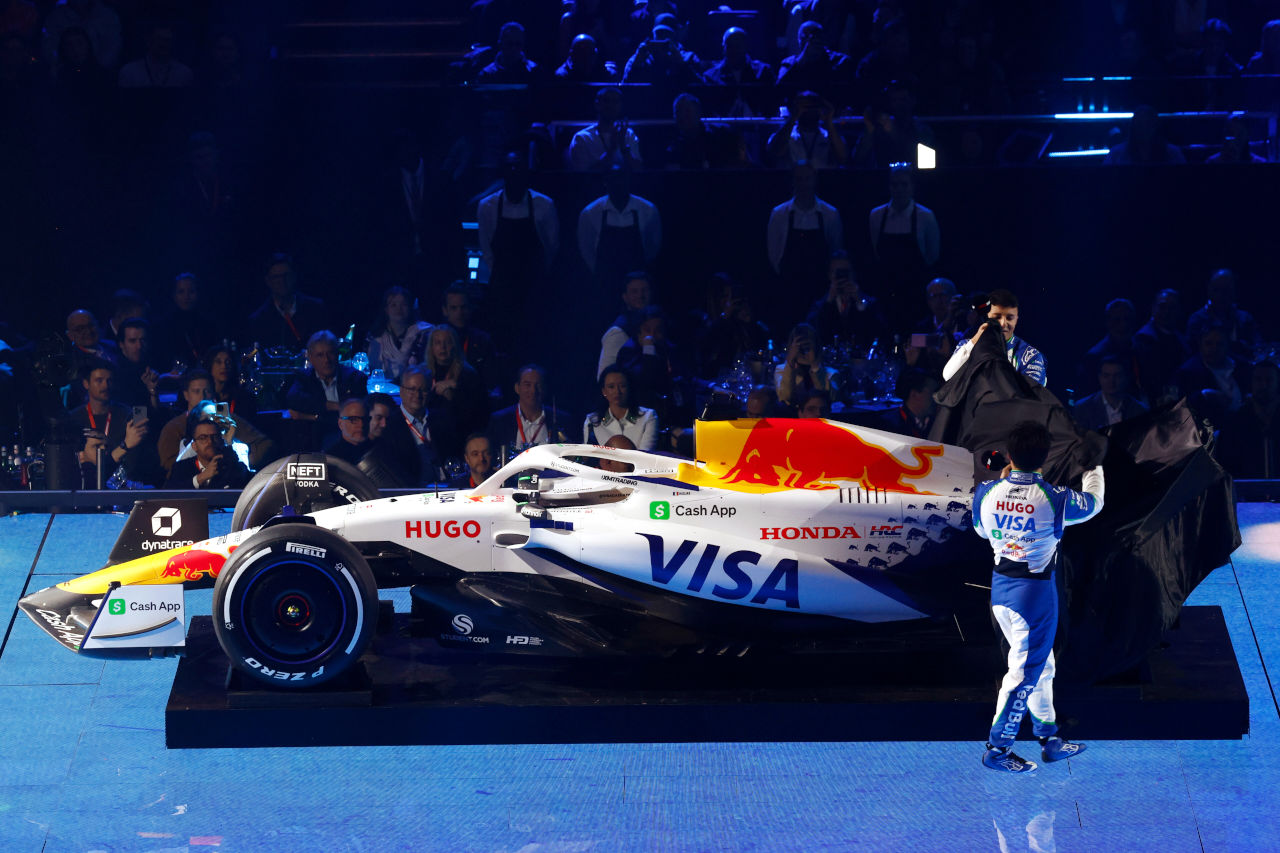 日本人F1ドライバー角田裕毅とともに上位進出を狙うレーシングブルズが、白基調に一新された2025年マシンカラーリングを初公開