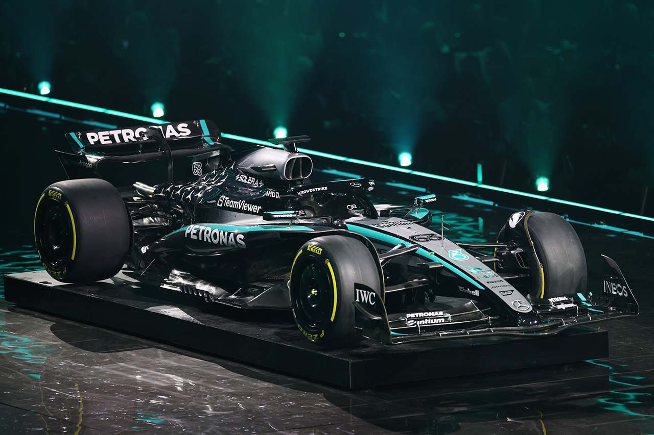 18歳の “神童”アントネッリが加入したメルセデスF1、合同新車発表会で2025年型マシン『W16』の新カラーリングを公開