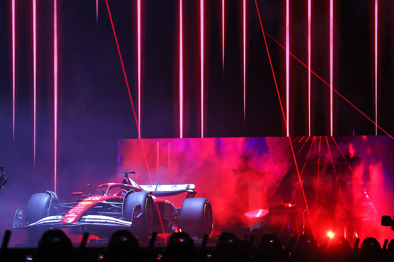 F1 75 Liveで登場したフェラーリの2025年マシン『SF-25』のカラーリングを纏うショーカー