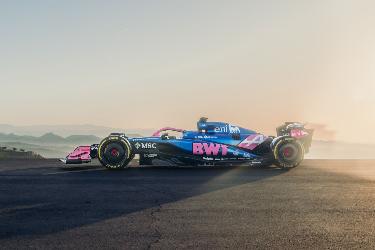 アルピーヌF1、2025年型マシン『A525』のリバリーを発表。ルノーPU最終年はメタリックブルーが基調に
