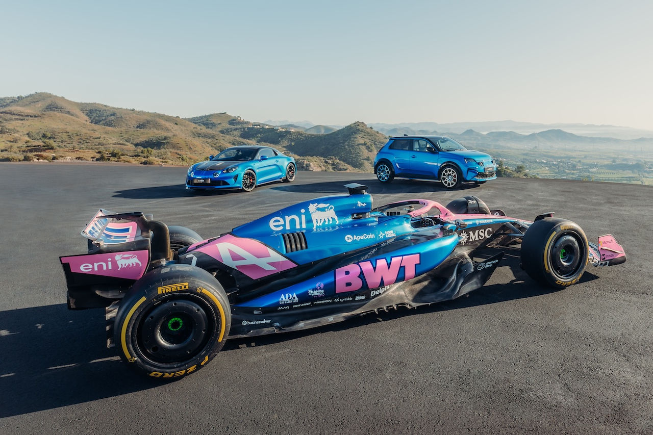 アルピーヌF1、2025年型マシン『A525』のリバリーを発表。ルノーPU最終年はメタリックブルーが基調に