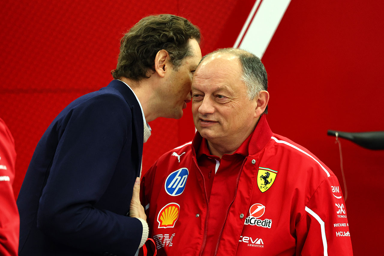 ジョン・エルカン（フェラーリ会長）と言葉をかわすフレデリック・バスール（フェラーリ チーム代表）