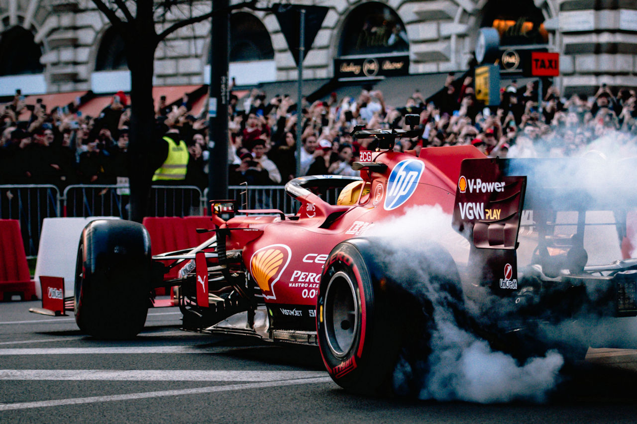 ルイス・ハミルトンがフェラーリSF21でデモラン