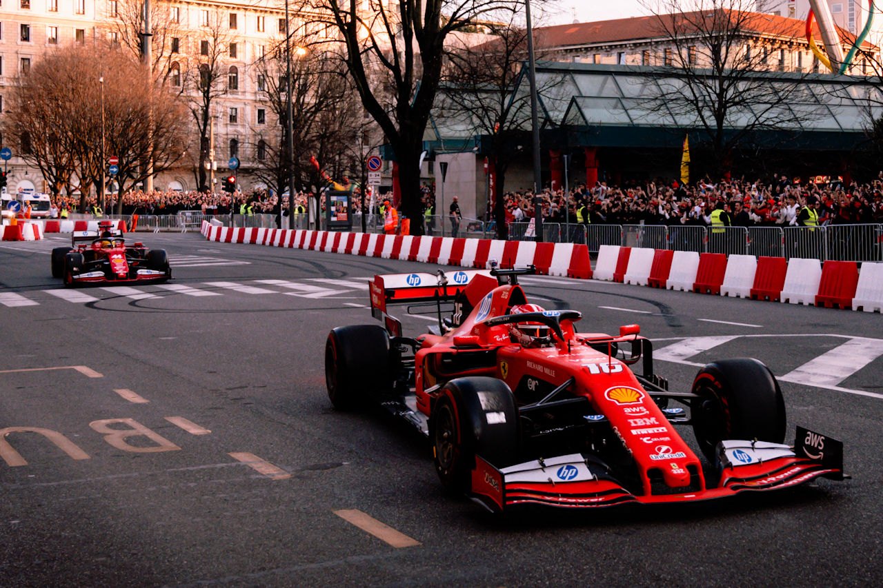 シャルル・ルクレール（フェラーリSF90）とルイス・ハミルトン（フェラーリSF21）