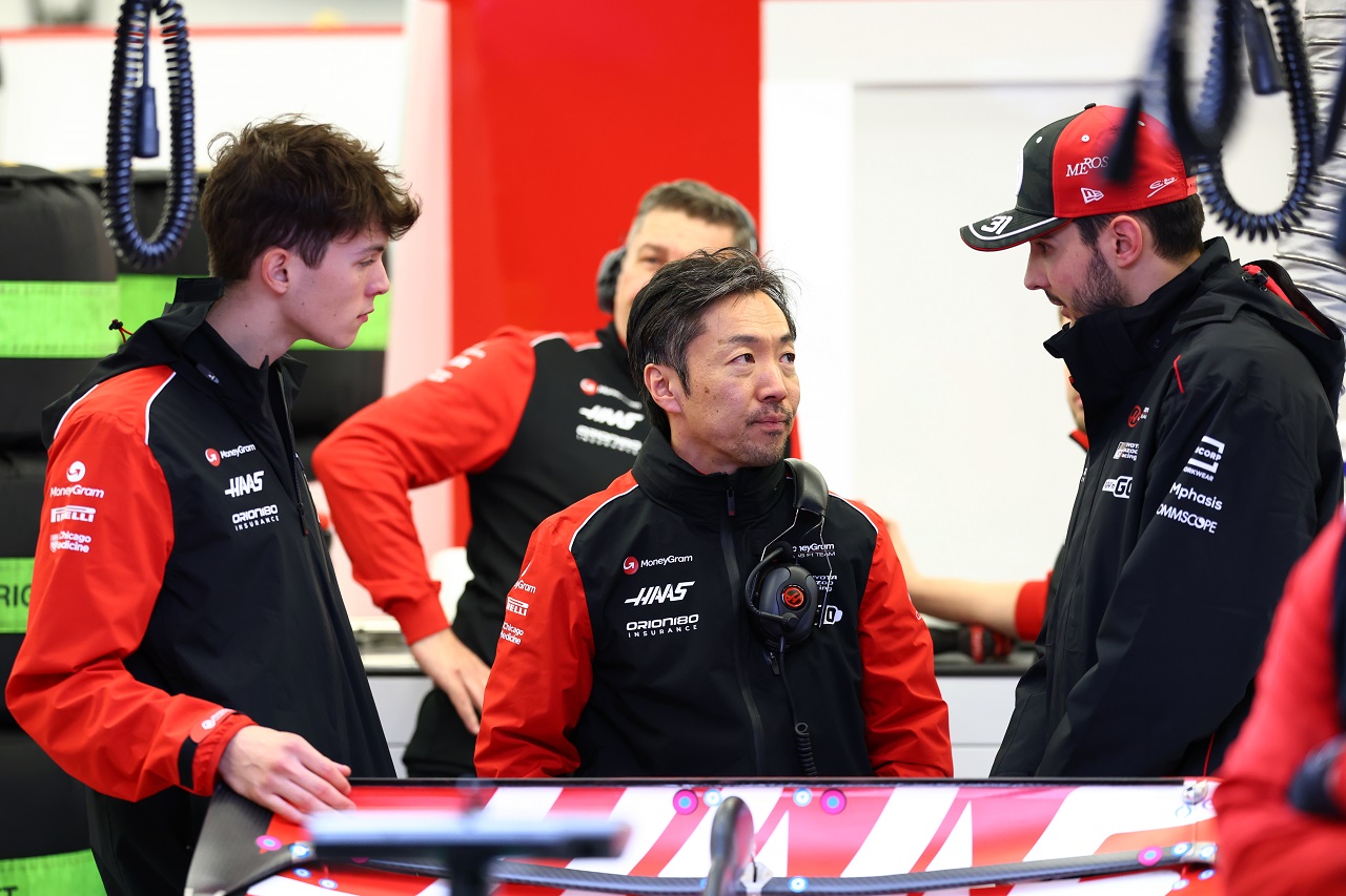 オリバー・ベアマン、小松礼雄代表、エステバン・オコン（ハース）